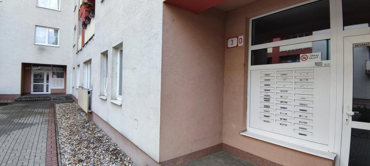 2 izbový byt v centre na Bakossovej s parkovacím miestom, 24h self checkin Banská Bystrica Exterior foto