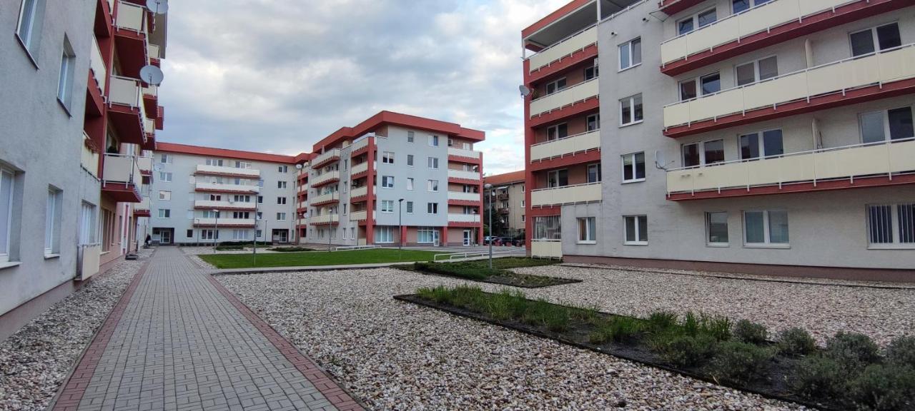 2 izbový byt v centre na Bakossovej s parkovacím miestom, 24h self checkin Banská Bystrica Exterior foto